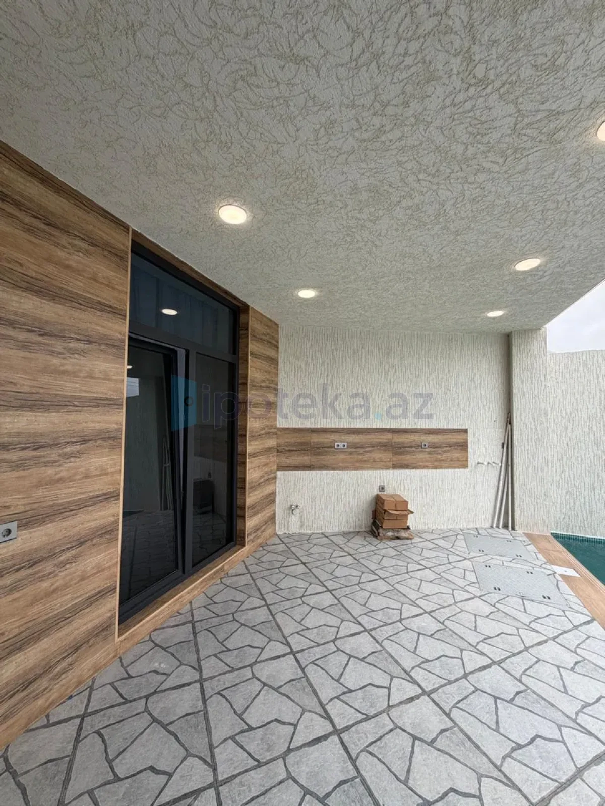 Satılır 4 otaqlı mənzil 140 m²