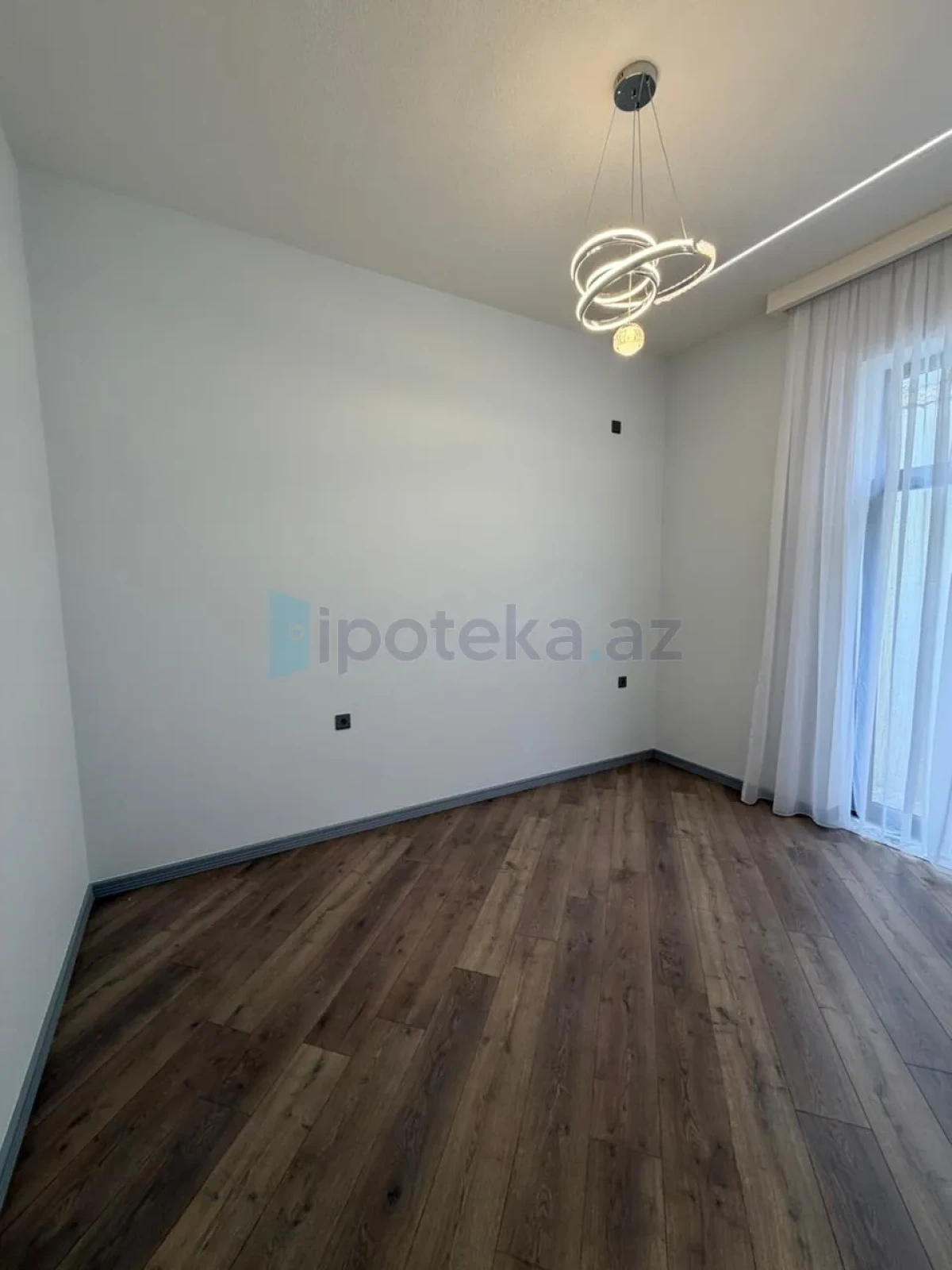 Satılır 4 otaqlı mənzil 140 m²