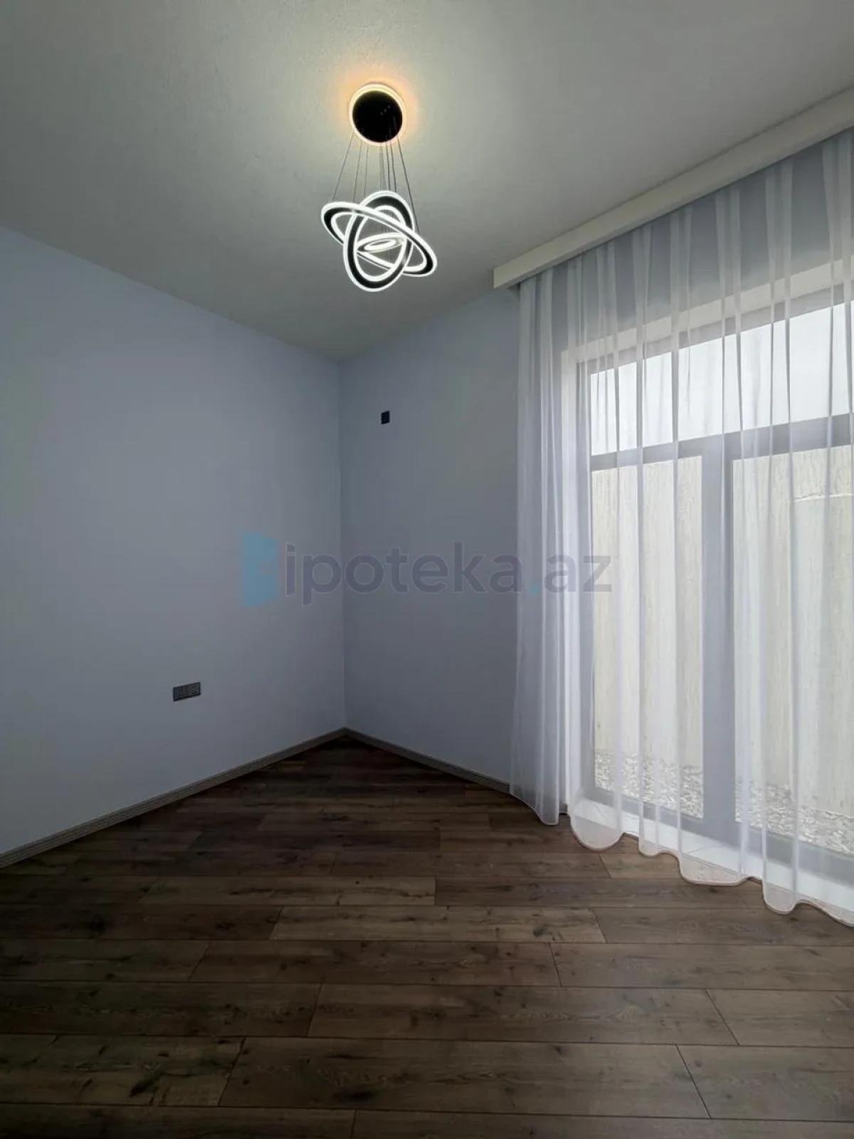 Satılır 4 otaqlı mənzil 150 m²
