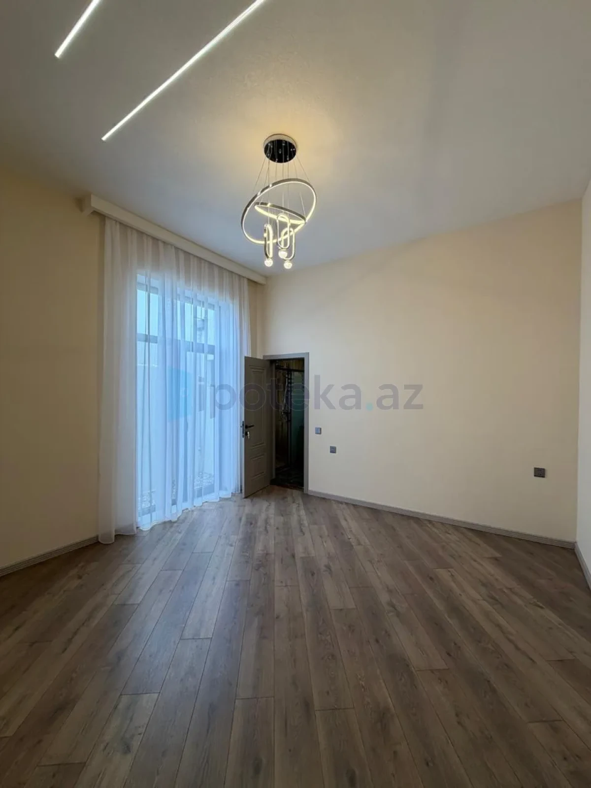Satılır 4 otaqlı mənzil 150 m²