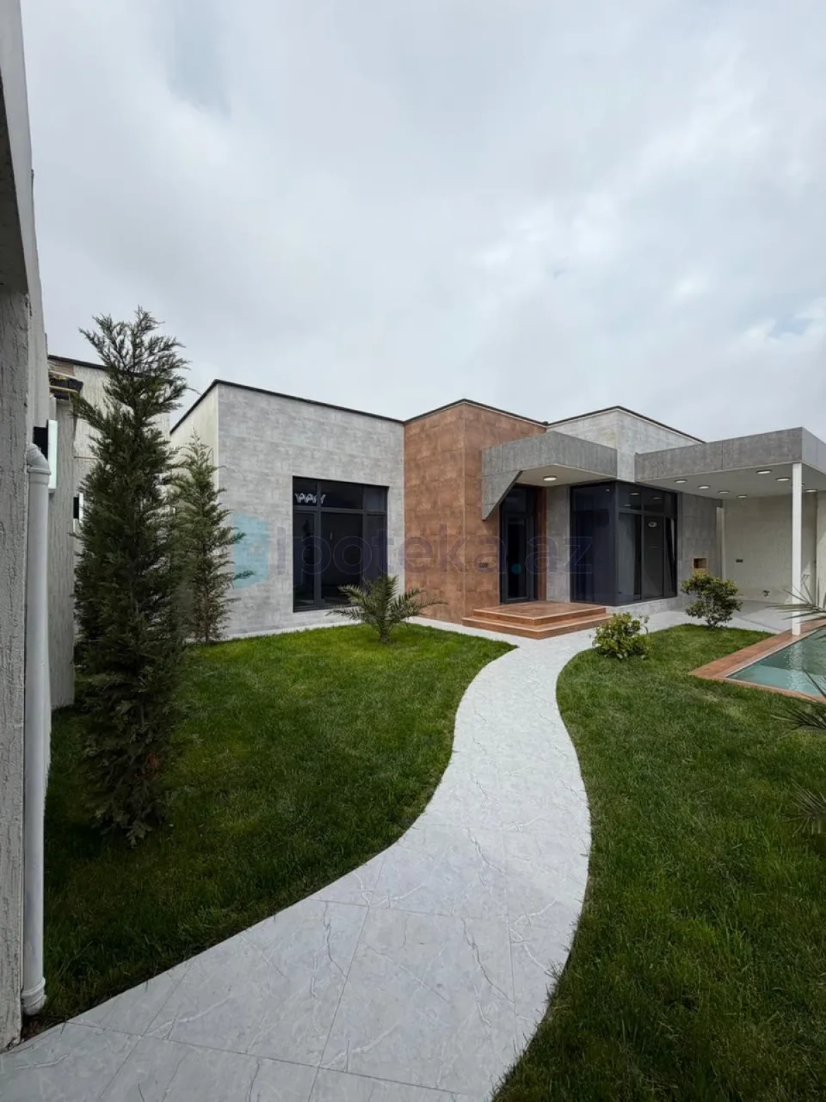 Satılır 4 otaqlı mənzil 150 m²