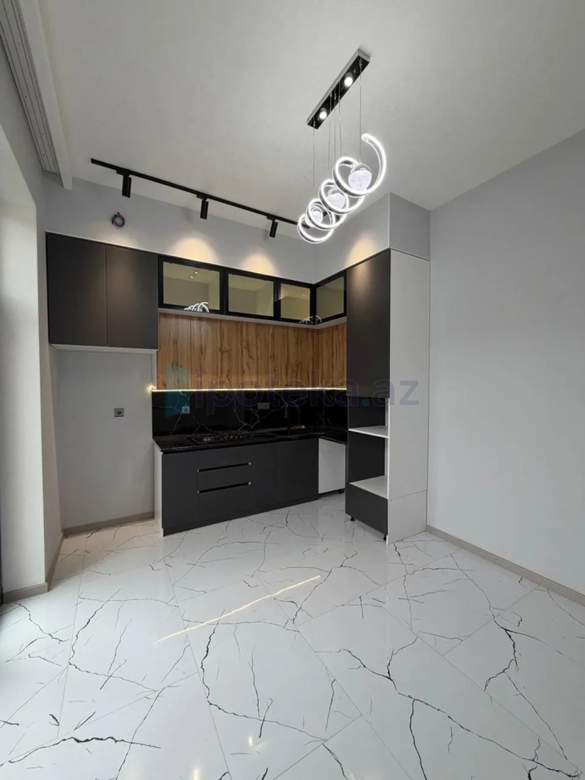 Satılır 4 otaqlı mənzil 150 m²