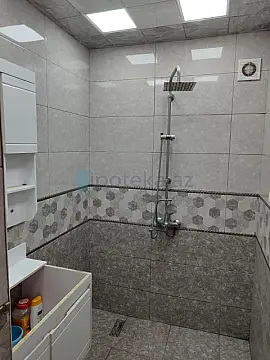 Satılır 4 otaqlı köhnə tikili 105 m²