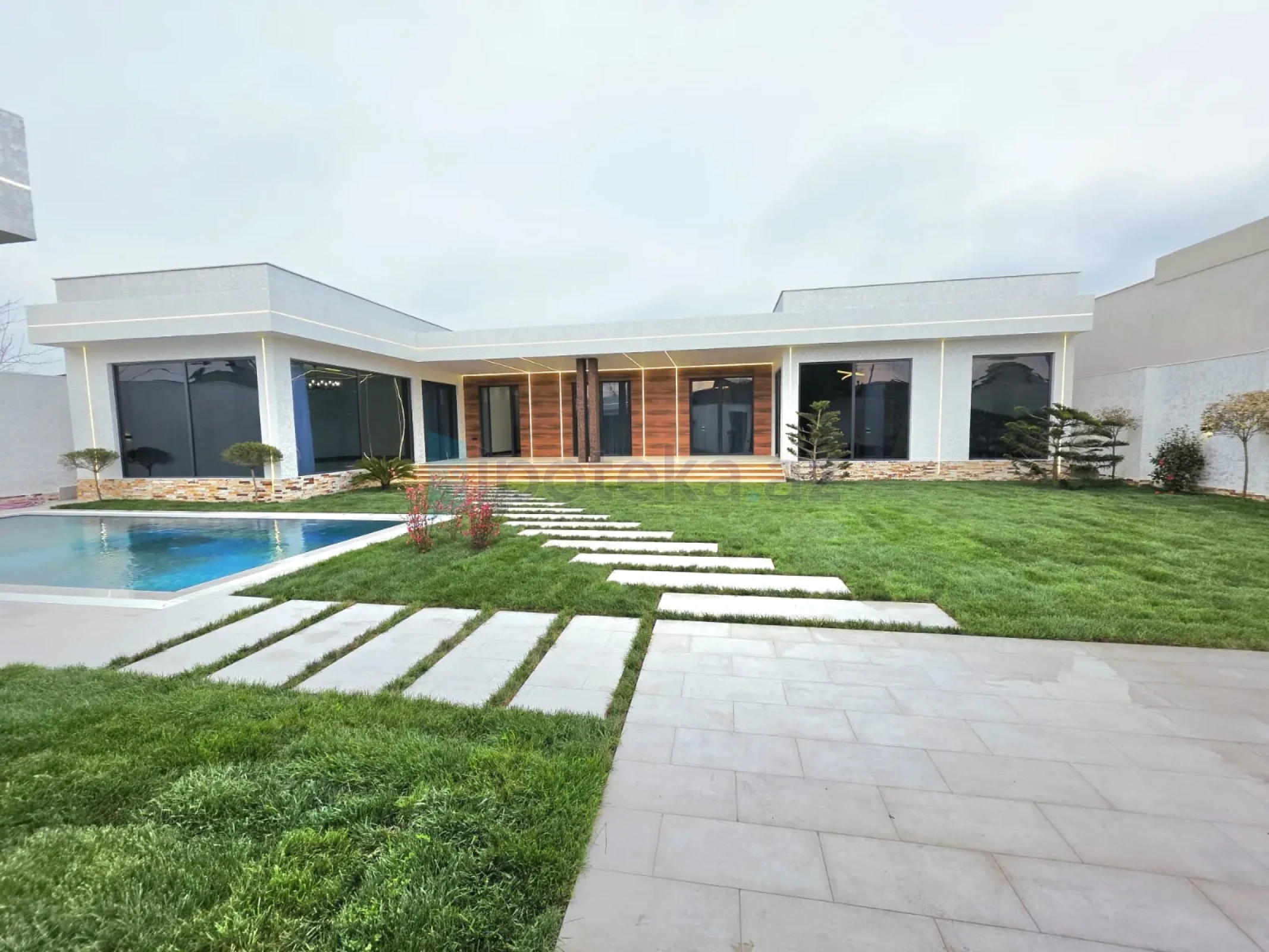 Satılır 5 otaqlı mənzil 250 m²