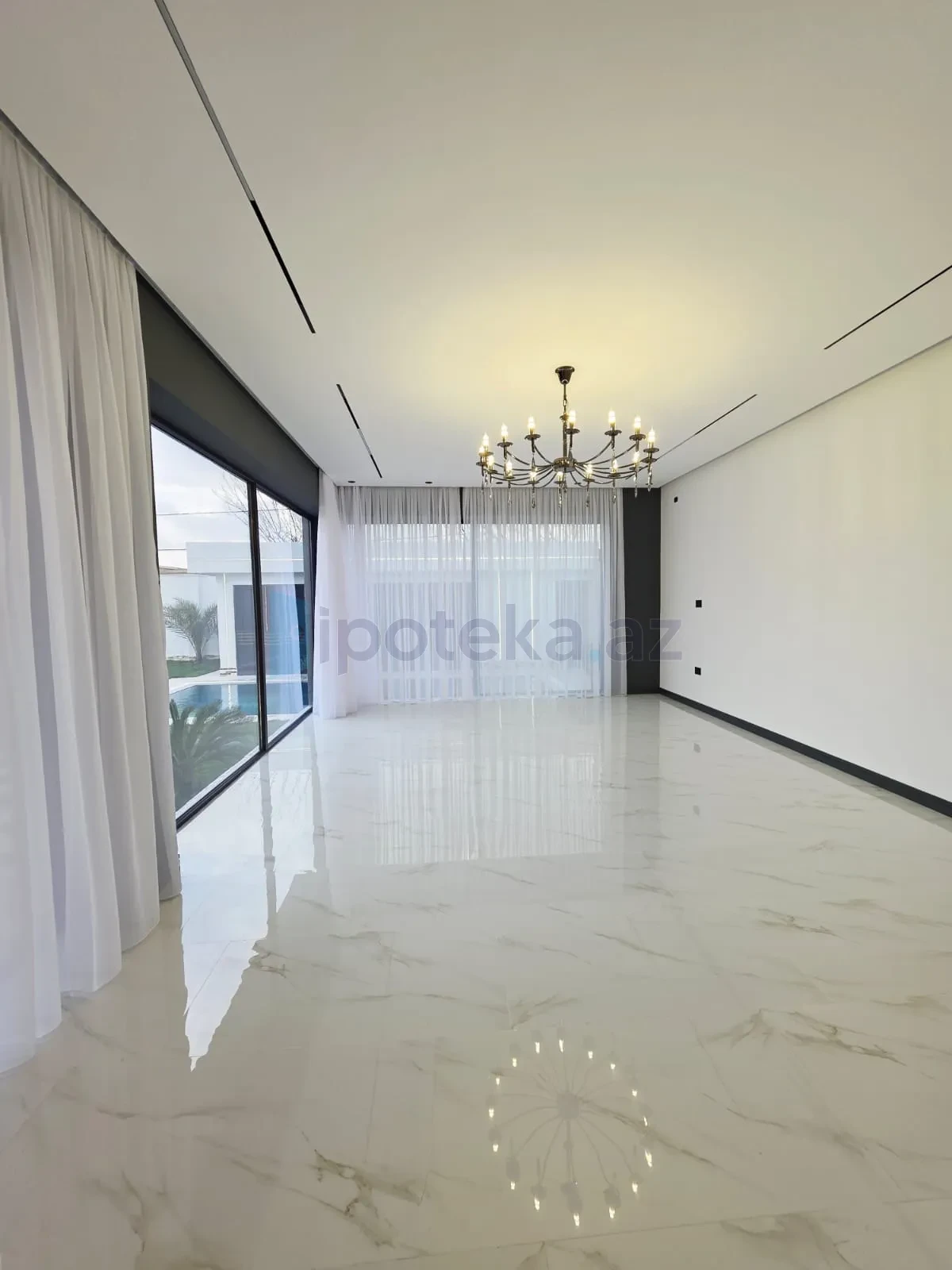 Satılır 5 otaqlı mənzil 250 m²