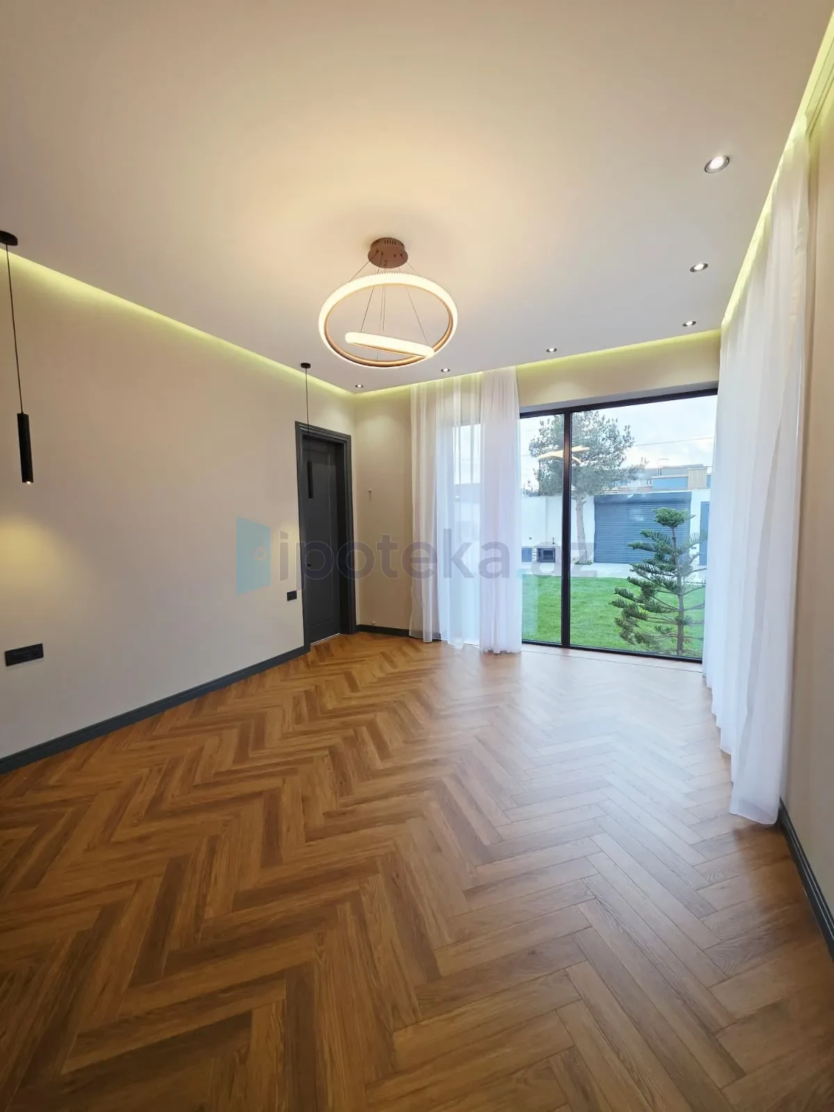 Satılır 5 otaqlı mənzil 250 m²