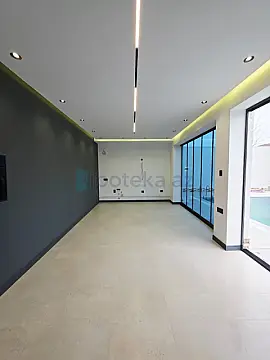 Satılır 5 otaqlı mənzil 250 m²