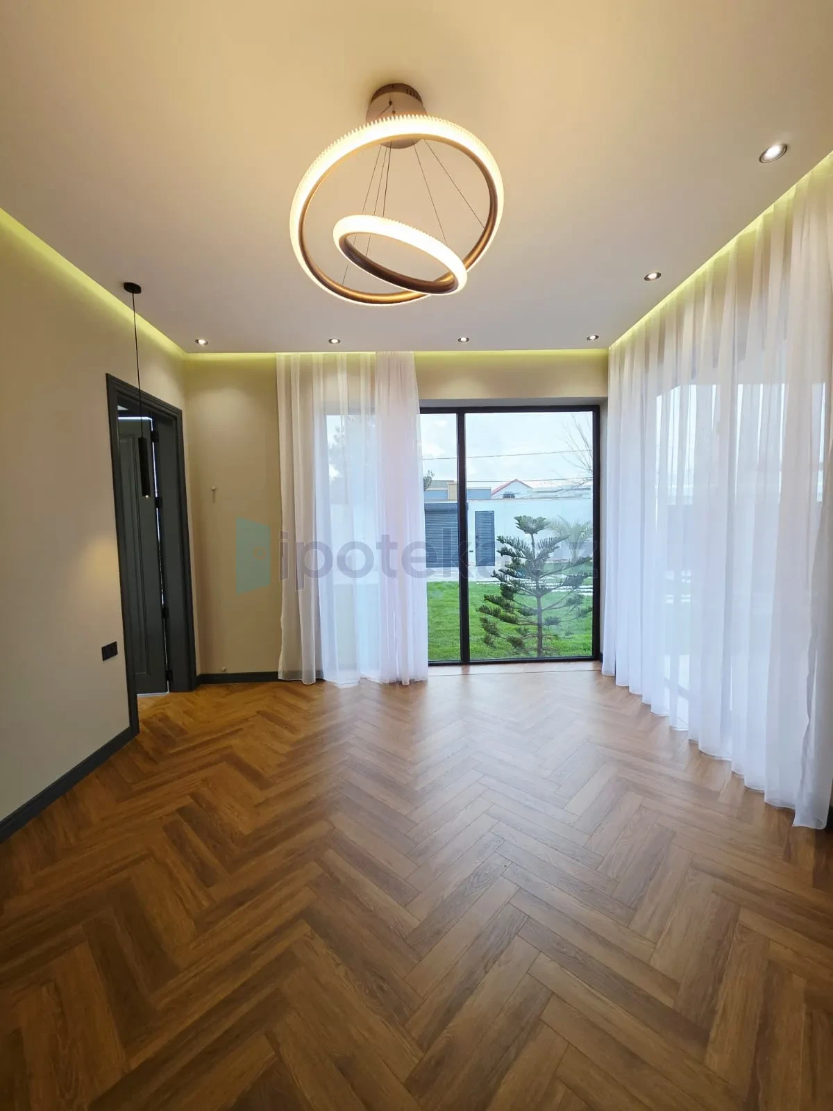 Satılır 5 otaqlı mənzil 250 m²
