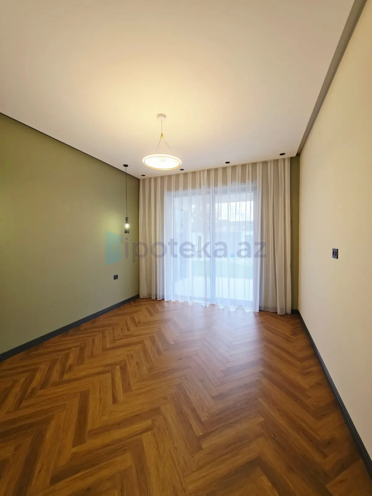 Satılır 5 otaqlı mənzil 250 m²
