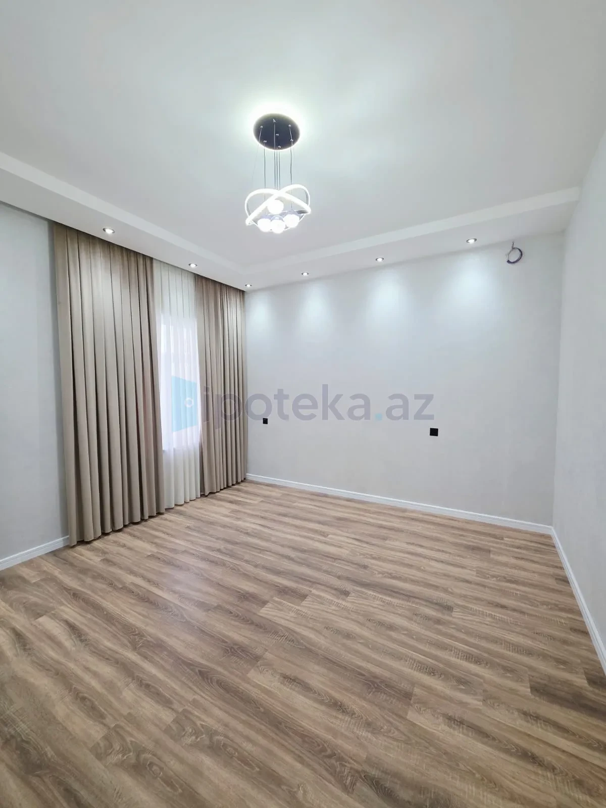 Satılır 4 otaqlı mənzil 120 m²