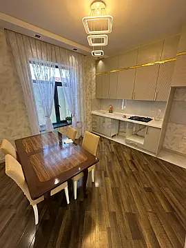 Satılır 6 otaqlı həyət evi 220 m²
