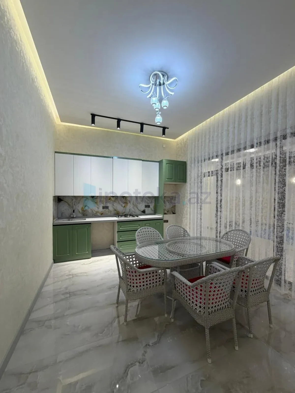 Satılır 4 otaqlı mənzil 150 m²