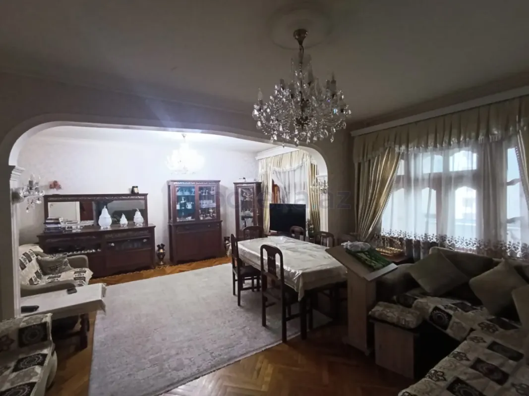 Satılır 5 otaqlı köhnə tikili 120 m²