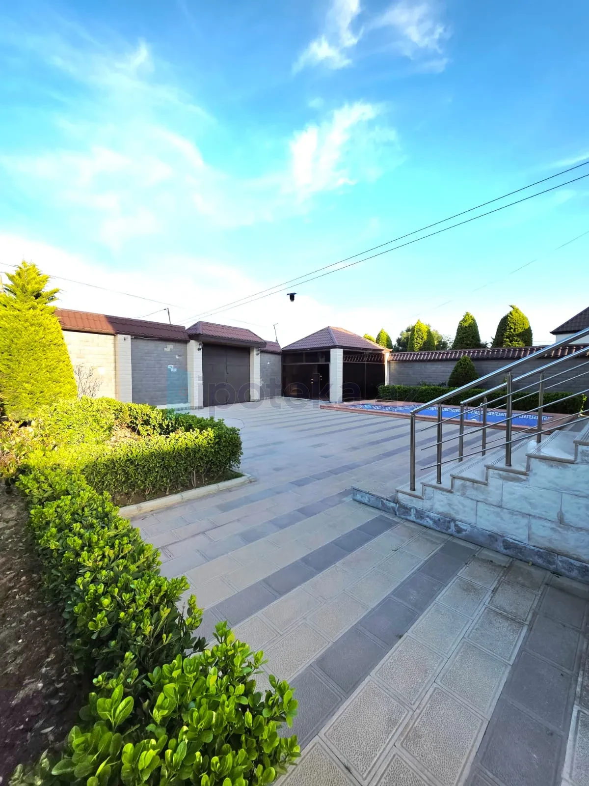 Satılır 6 otaqlı mənzil 300 m²