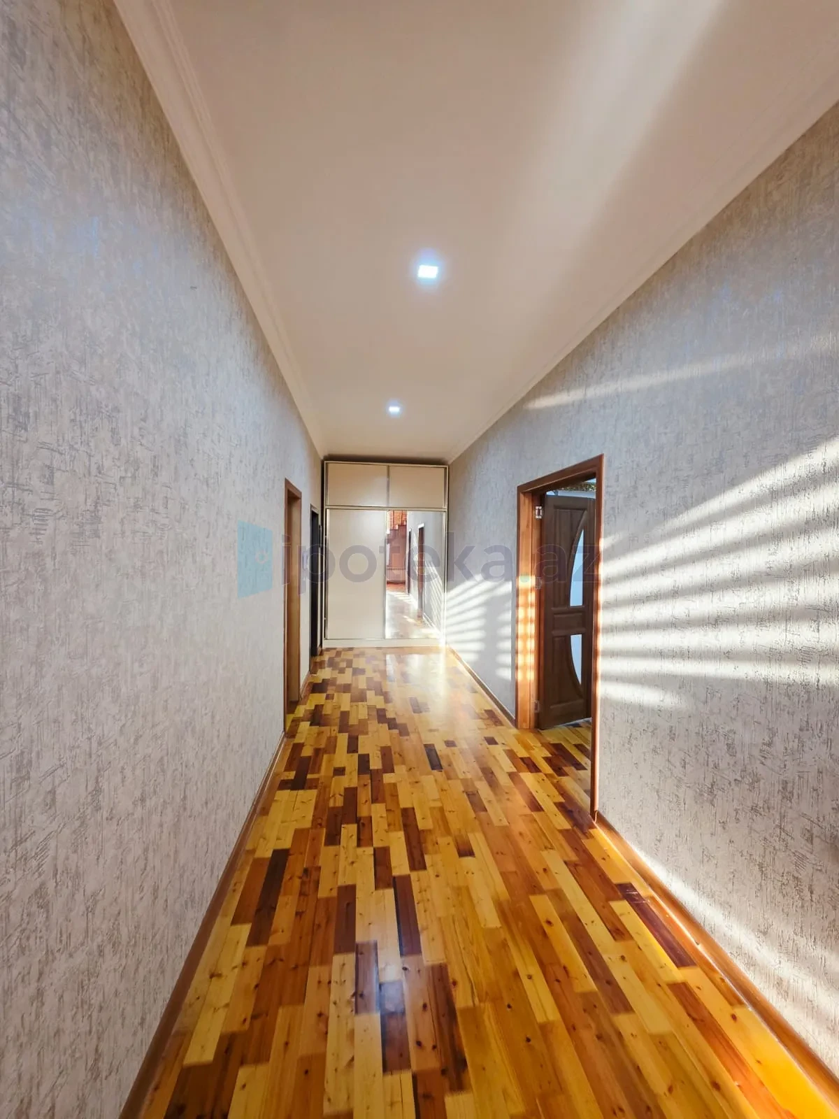 Satılır 6 otaqlı mənzil 300 m²