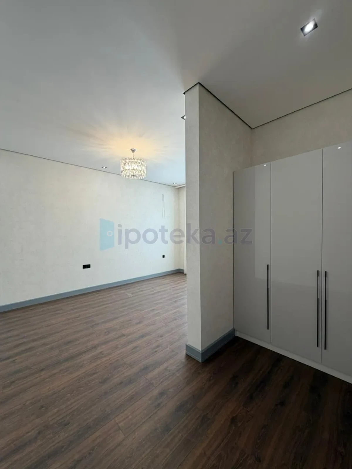 Satılır 5 otaqlı mənzil 280 m²