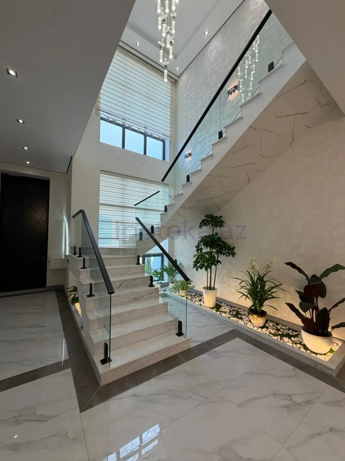 Satılır 5 otaqlı mənzil 280 m²