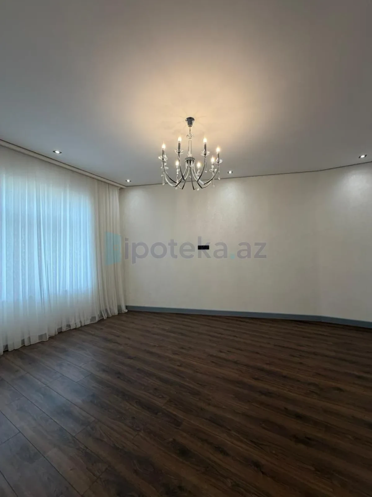 Satılır 5 otaqlı mənzil 280 m²