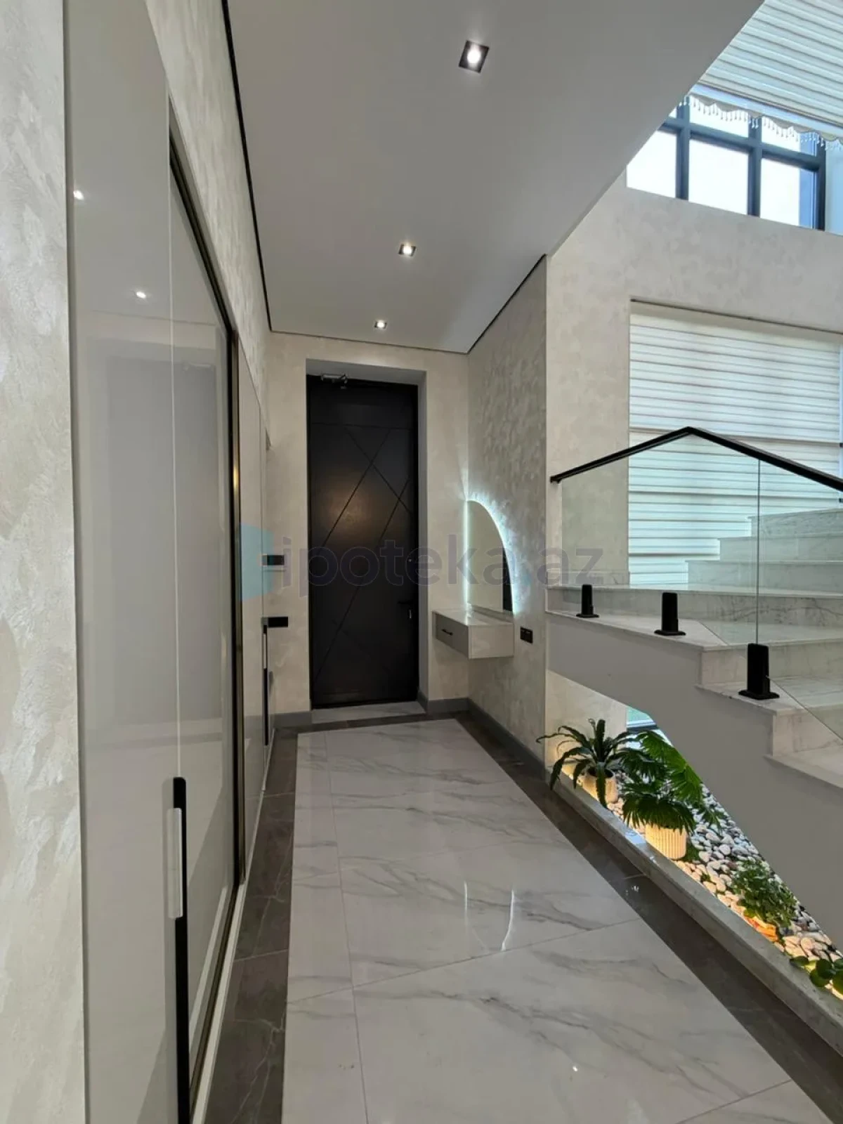 Satılır 5 otaqlı mənzil 280 m²