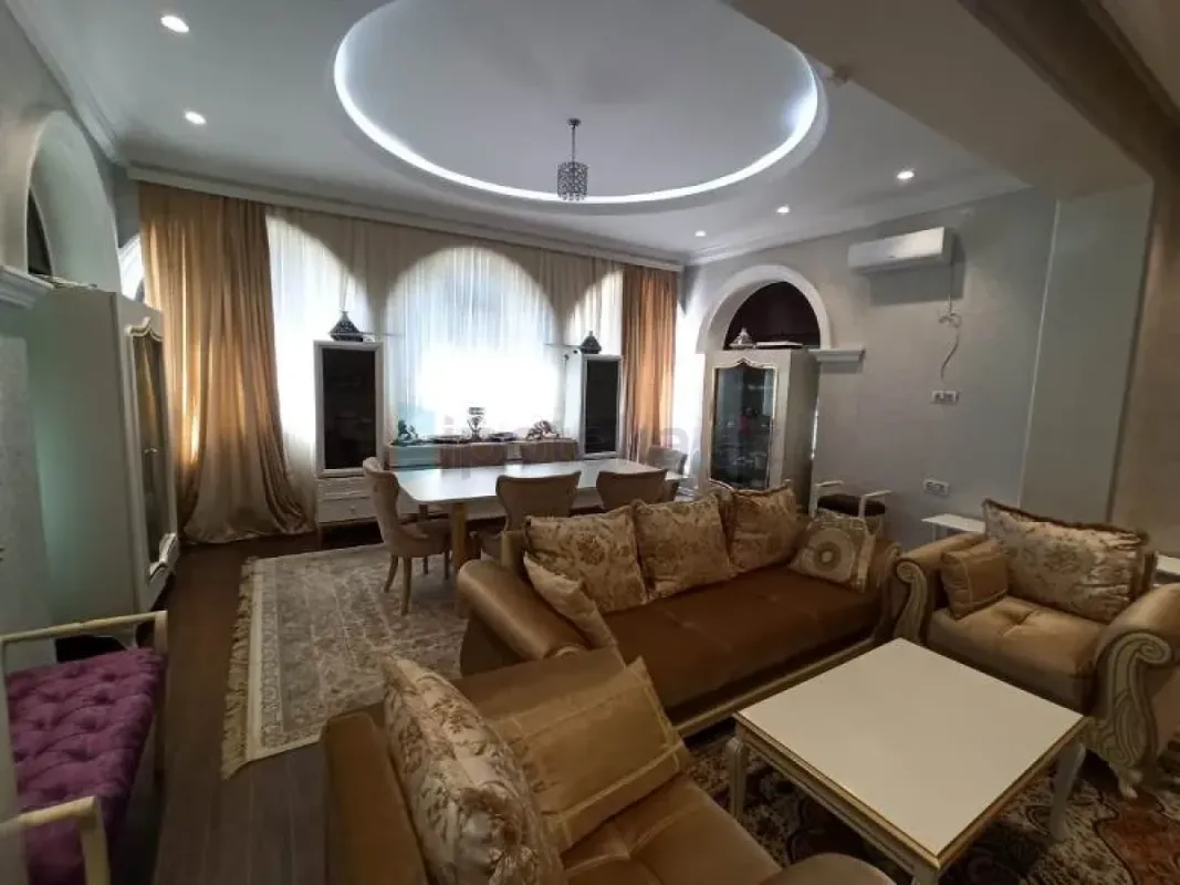 Satılır 7 otaqlı mənzil 500 m²