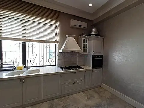 Satılır 7 otaqlı mənzil 500 m²