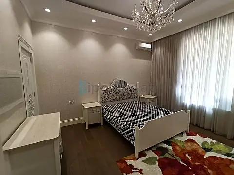 Satılır 7 otaqlı mənzil 500 m²