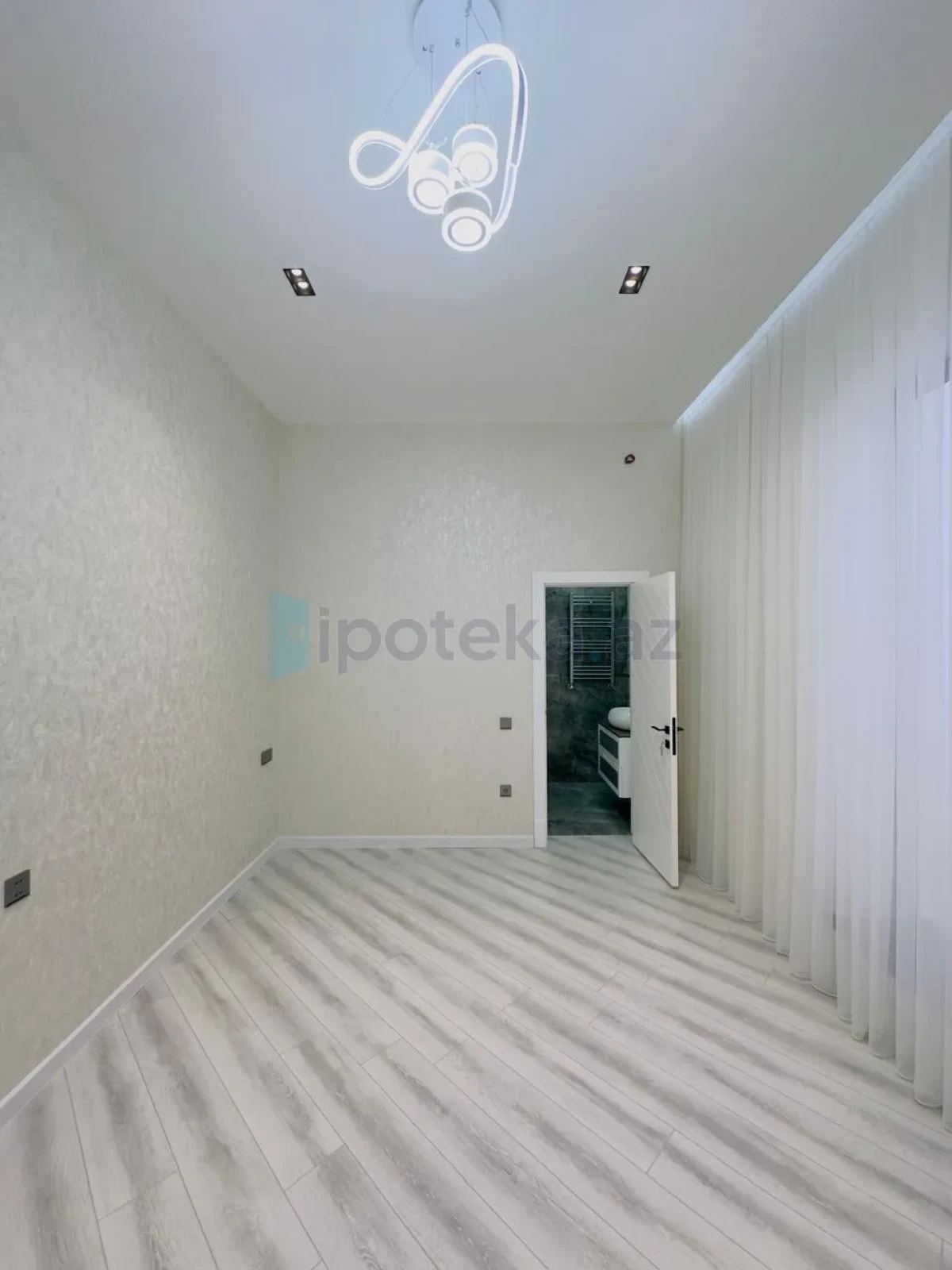 Satılır 4 otaqlı mənzil 186 m²
