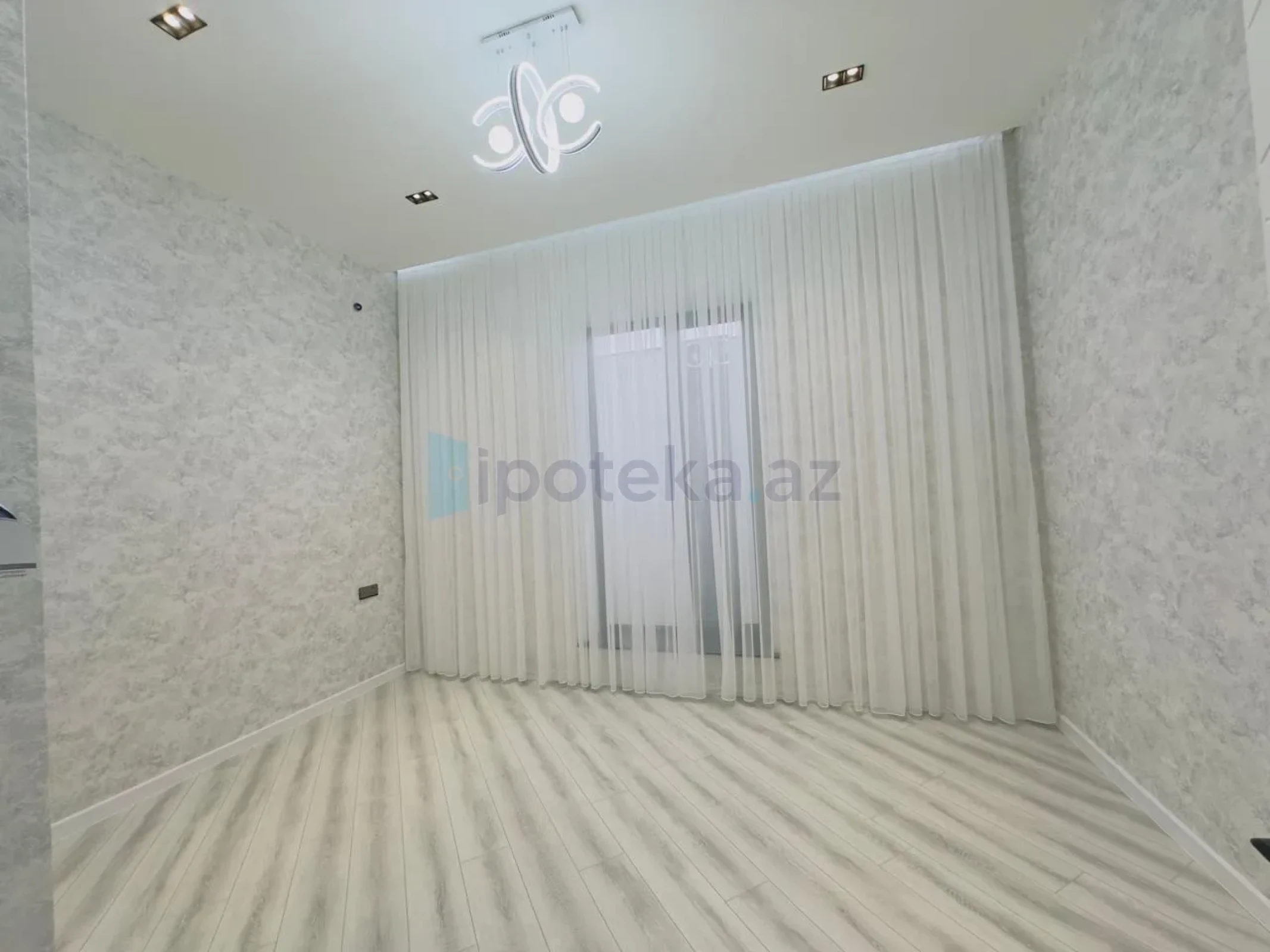 Satılır 4 otaqlı mənzil 186 m²