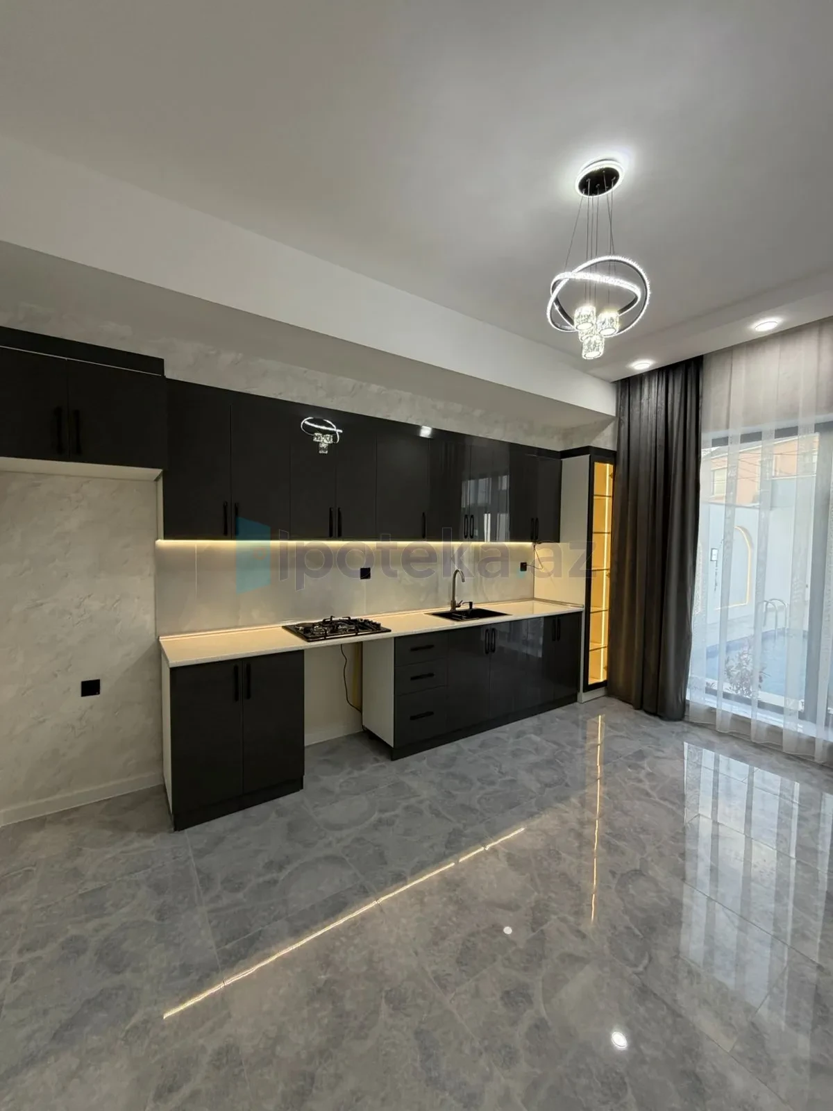 Satılır 4 otaqlı mənzil 140 m²
