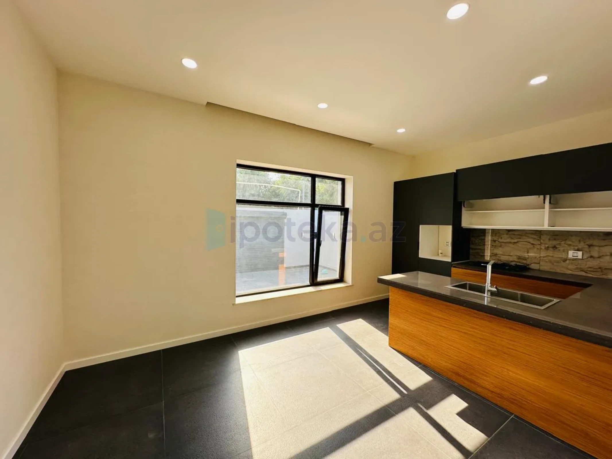 Satılır 4 otaqlı mənzil 165 m²