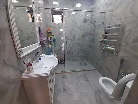Satılır 6 otaqlı mənzil 240 m²