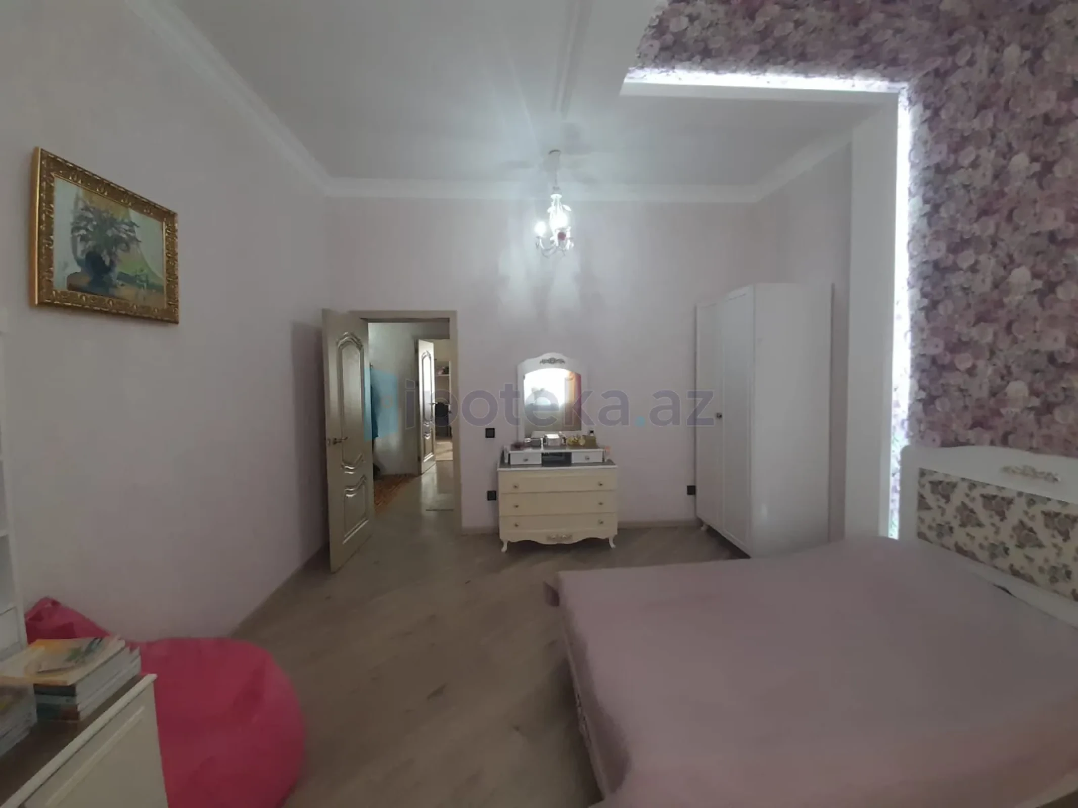 Satılır 6 otaqlı mənzil 240 m²