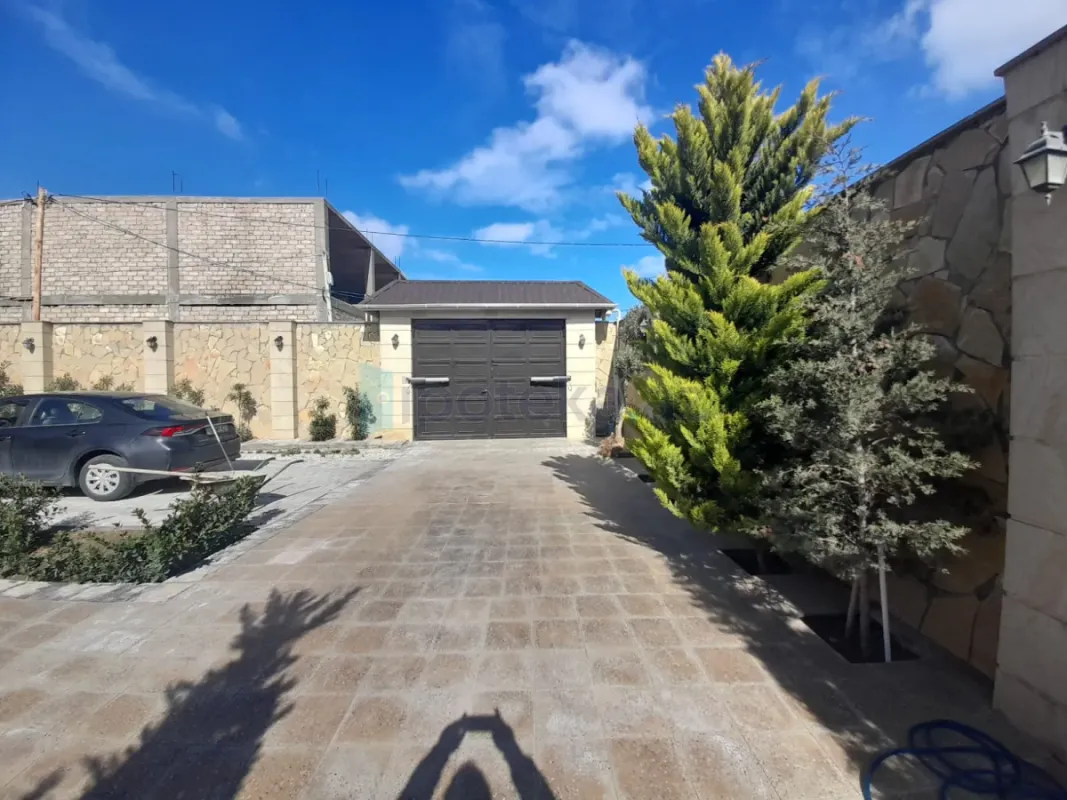 Satılır 6 otaqlı mənzil 240 m²