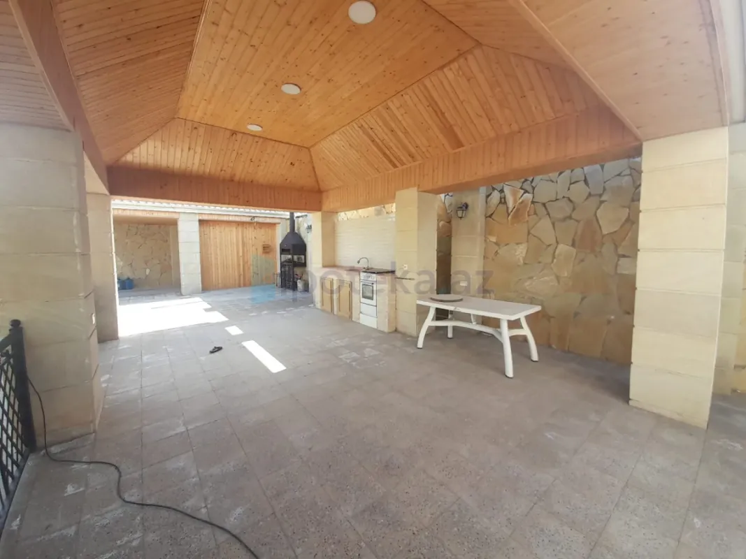 Satılır 6 otaqlı mənzil 240 m²