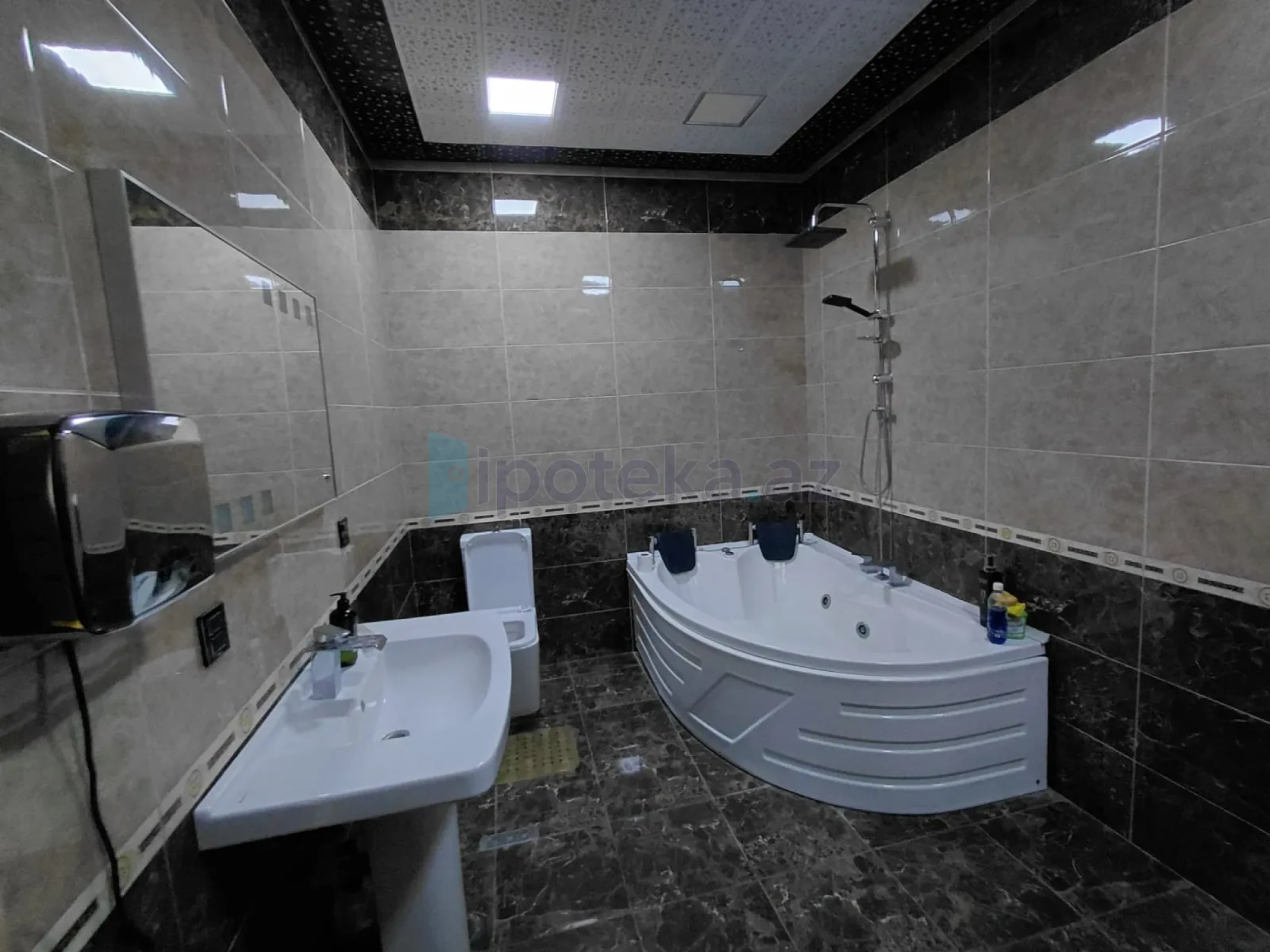 Satılır 6 otaqlı həyət evi 300 m²