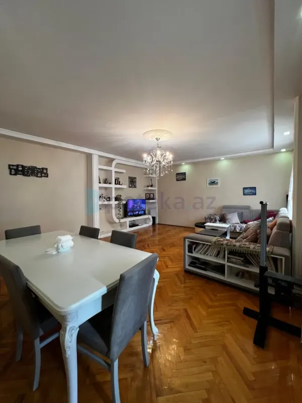 Satılır 4 otaqlı köhnə tikili 130 m²