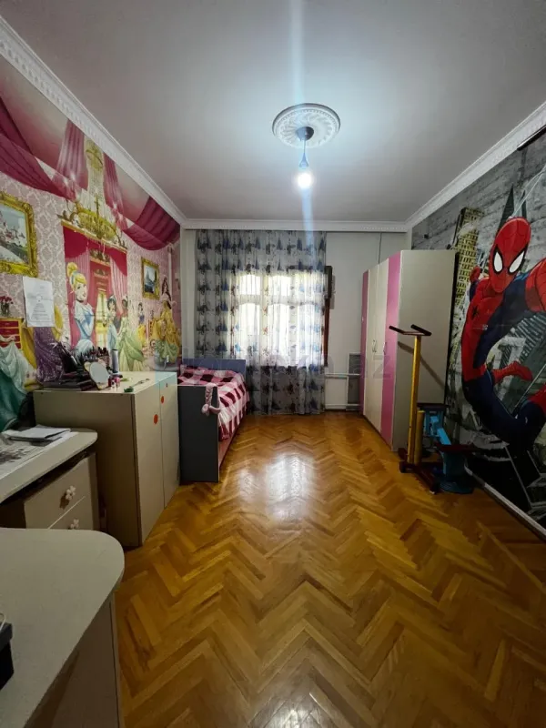 Satılır 4 otaqlı köhnə tikili 130 m²