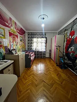 Satılır 4 otaqlı köhnə tikili 130 m²