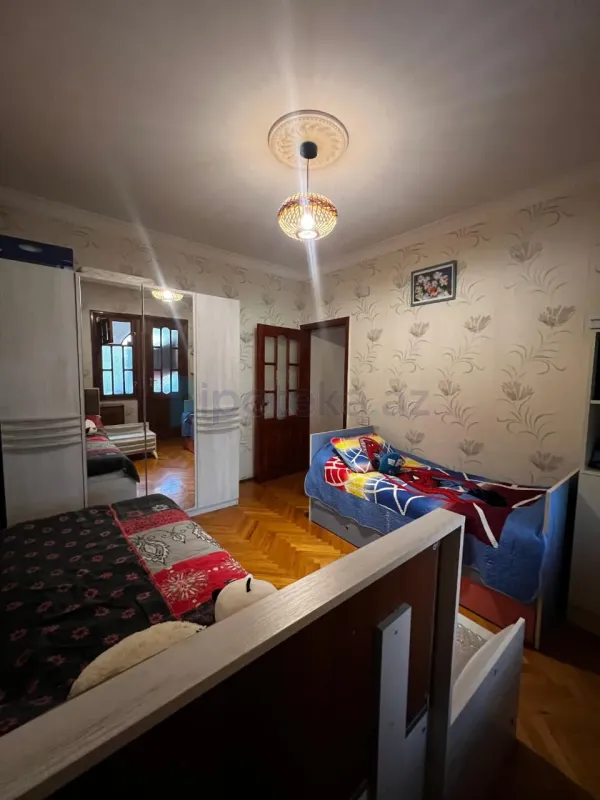 Satılır 4 otaqlı köhnə tikili 130 m²