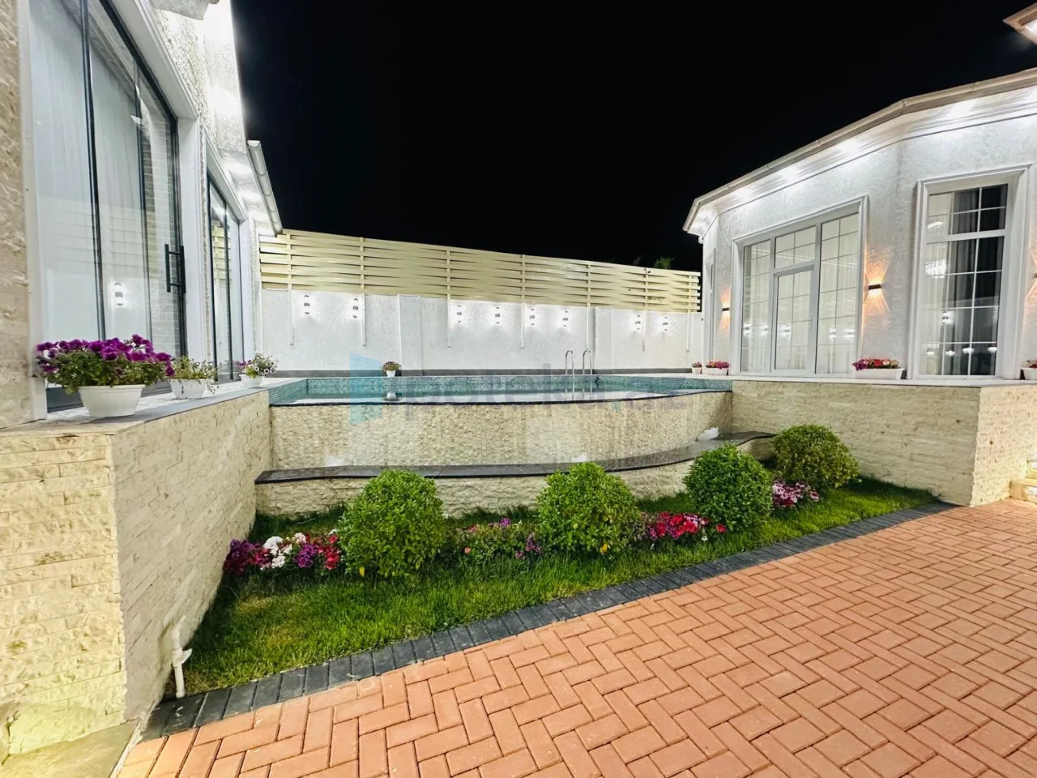 Satılır 5 otaqlı mənzil 230 m²