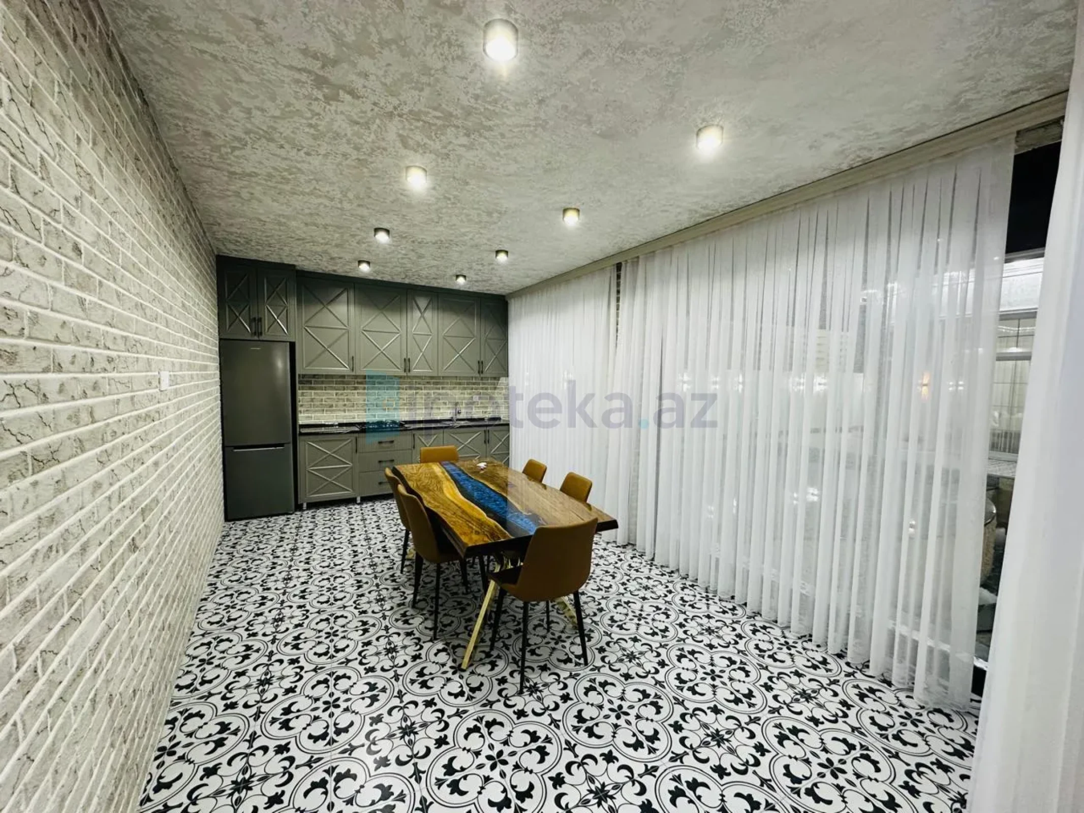 Satılır 5 otaqlı mənzil 230 m²