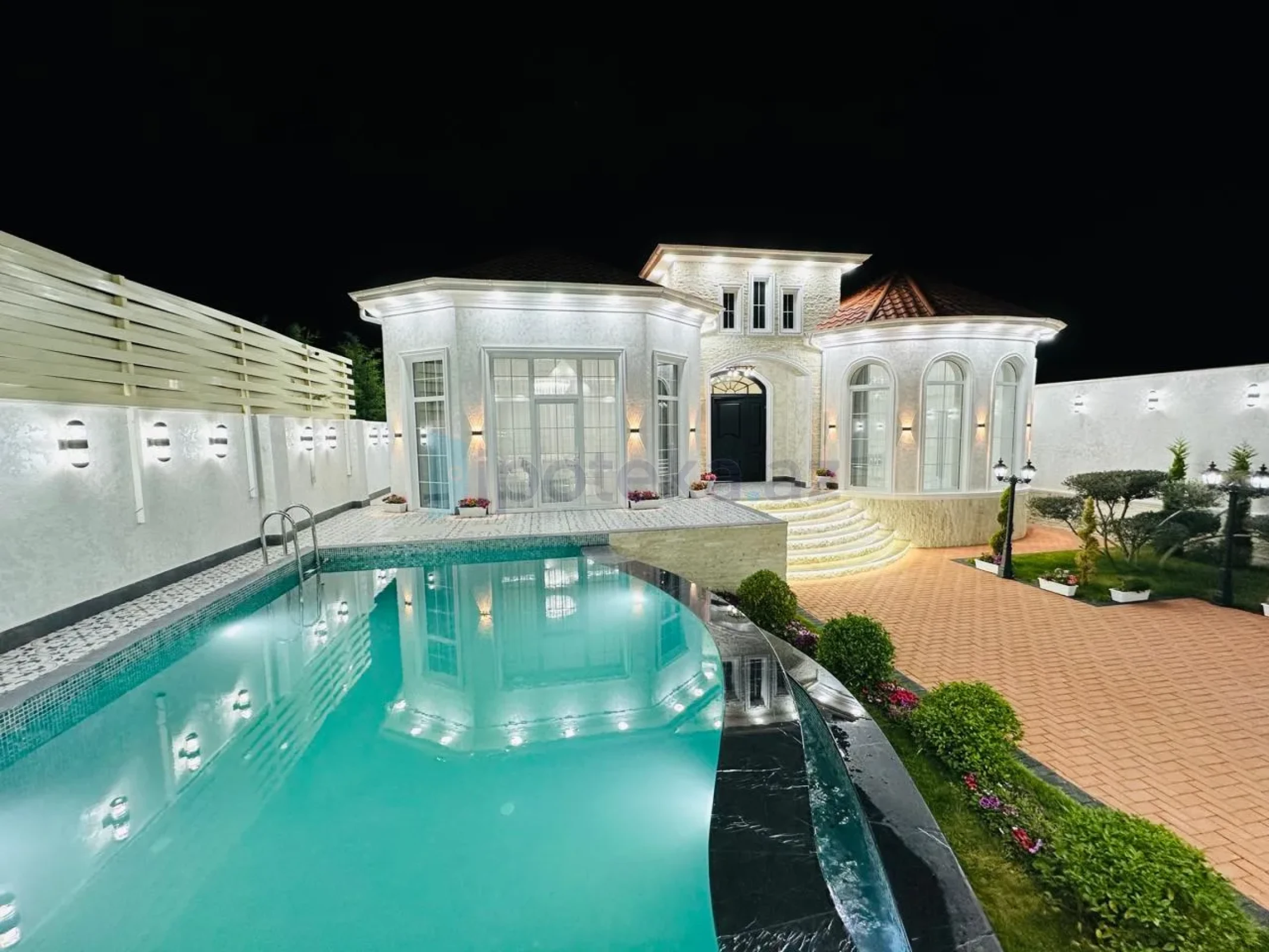 Satılır 5 otaqlı mənzil 230 m²