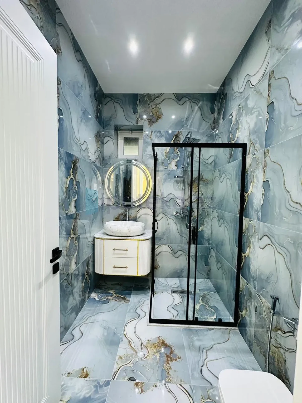 Satılır 5 otaqlı mənzil 230 m²