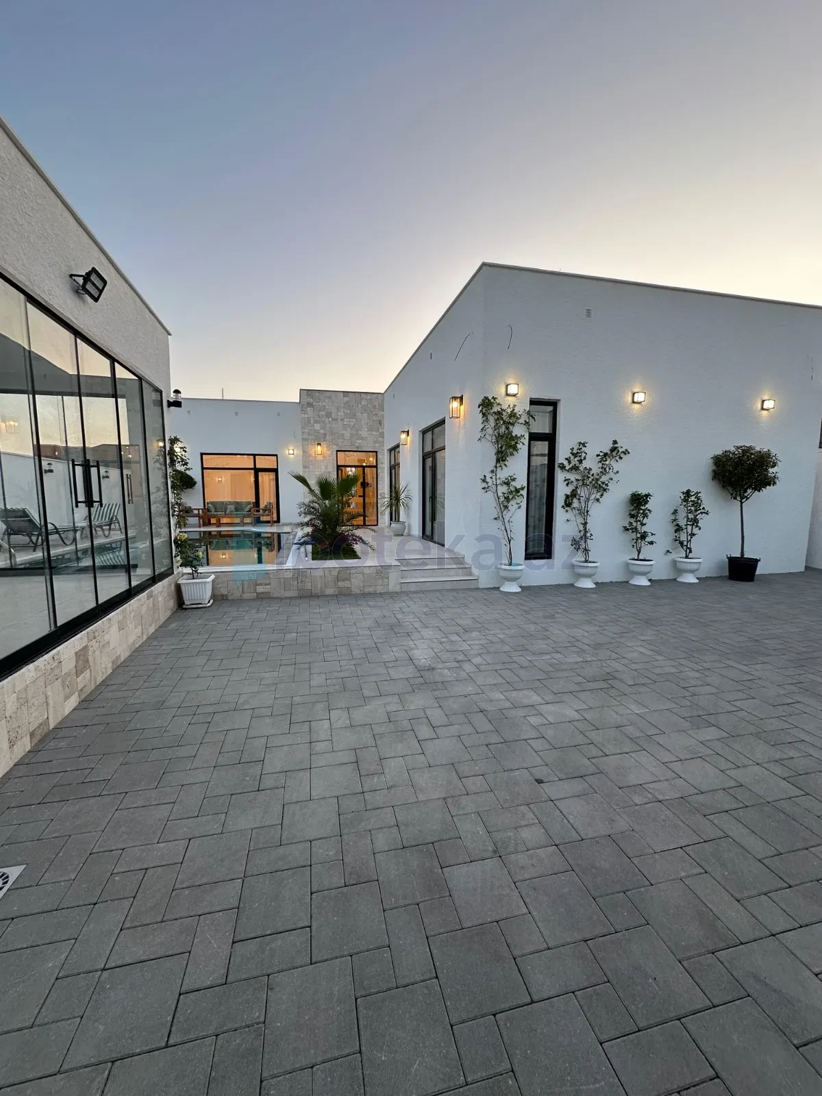 Satılır 4 otaqlı mənzil 175 m²