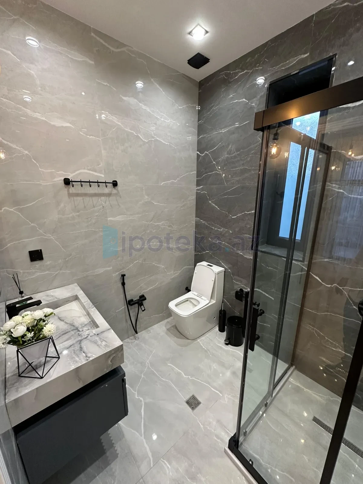 Satılır 4 otaqlı mənzil 175 m²