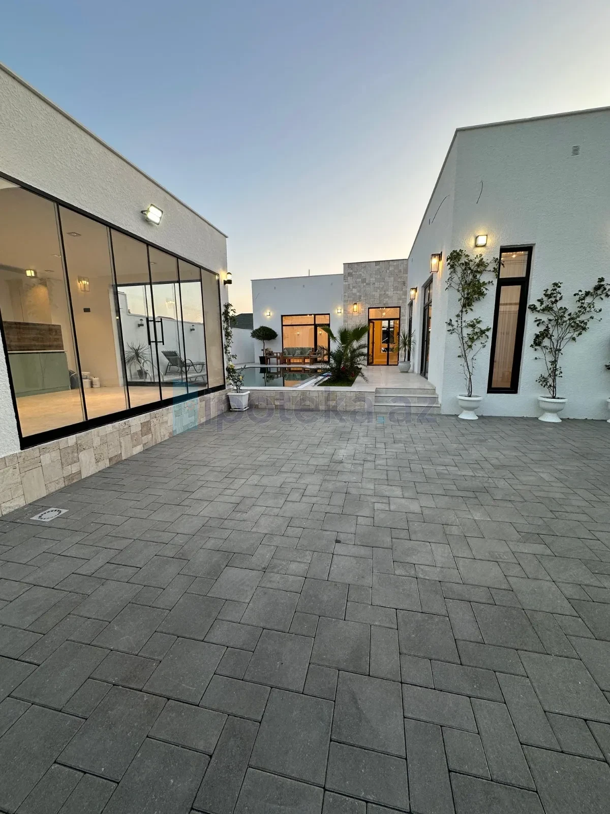 Satılır 4 otaqlı mənzil 175 m²