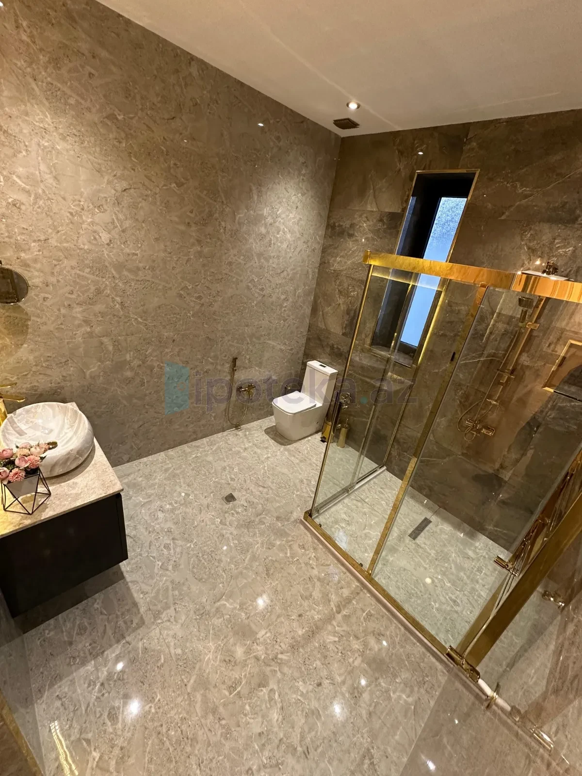 Satılır 4 otaqlı mənzil 175 m²