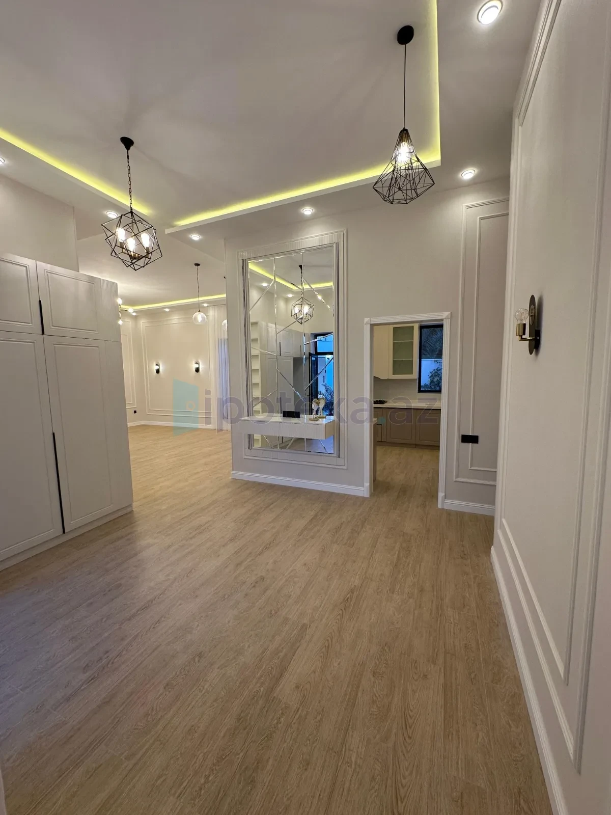 Satılır 4 otaqlı mənzil 175 m²