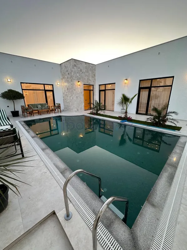 Satılır 4 otaqlı mənzil 175 m²