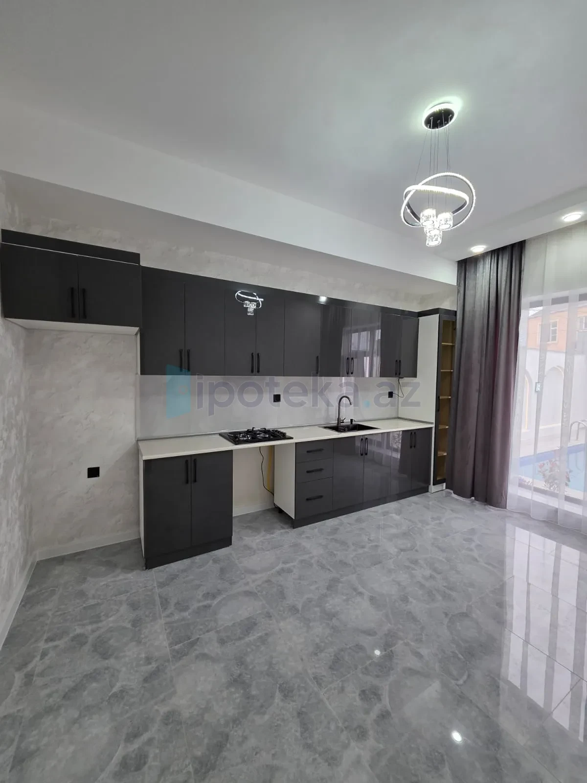 Satılır 4 otaqlı mənzil 150 m²